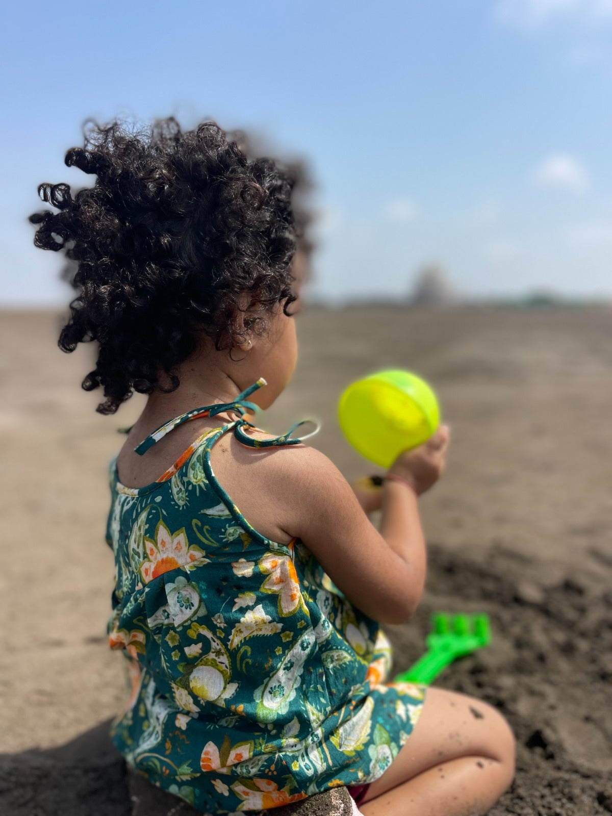 Sleeveless baby girl top with tropical print