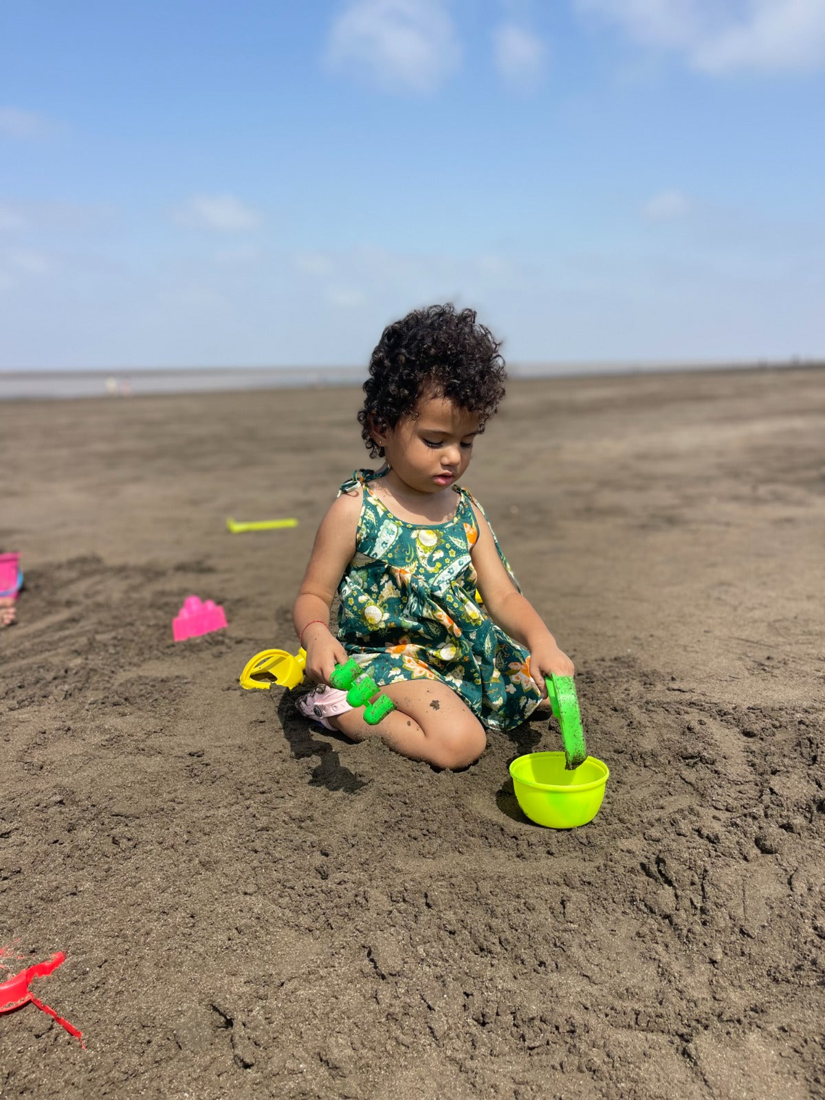 Sleeveless baby girl top with tropical print