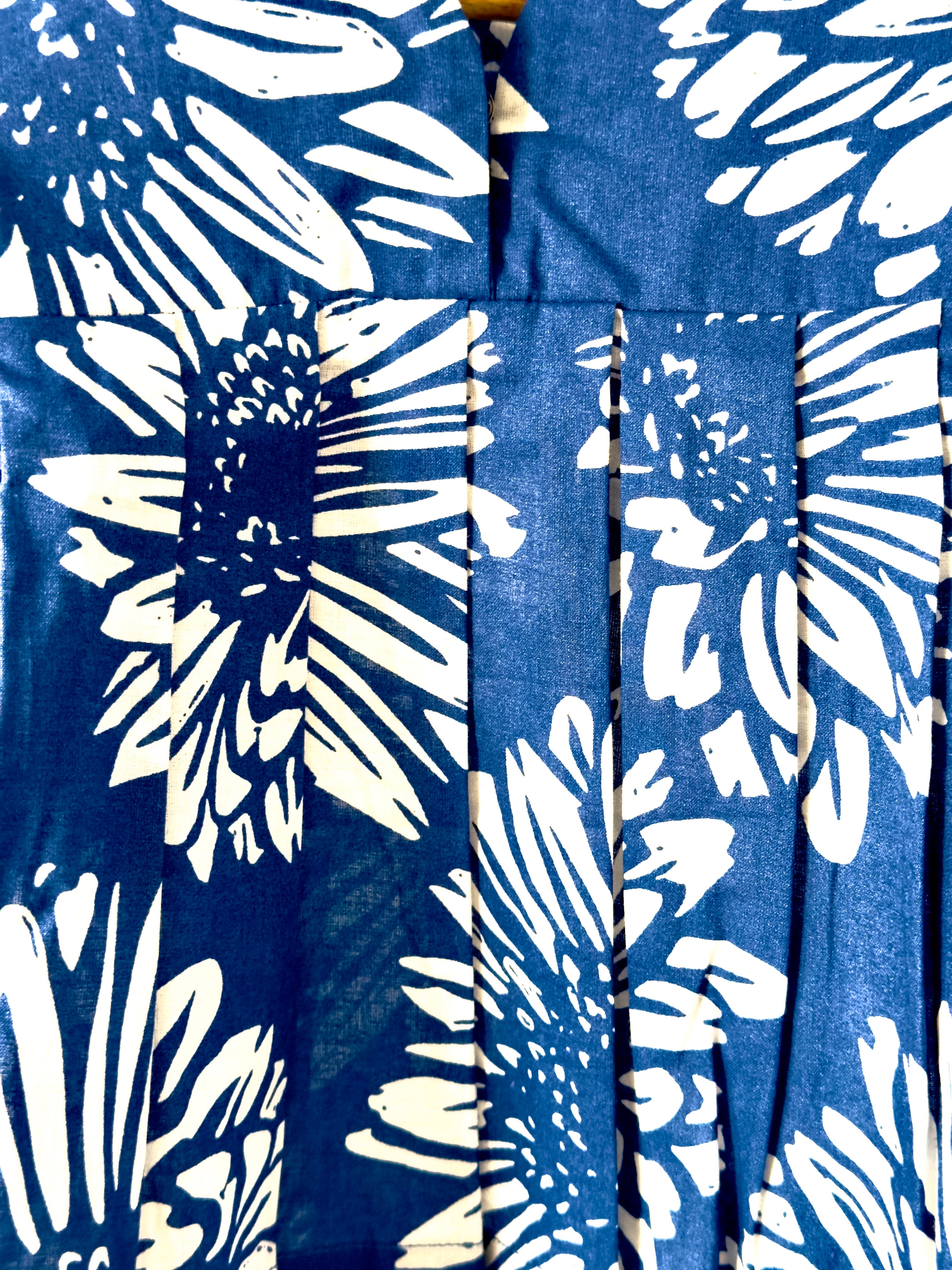 Blue and white floral patterned fabric outfit
Baby girl matching outfit set in blue and cream